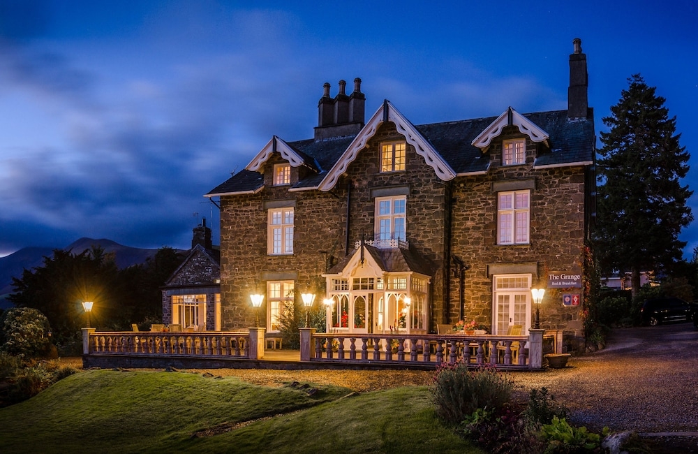 숙박 시설 정면 - 저녁/밤