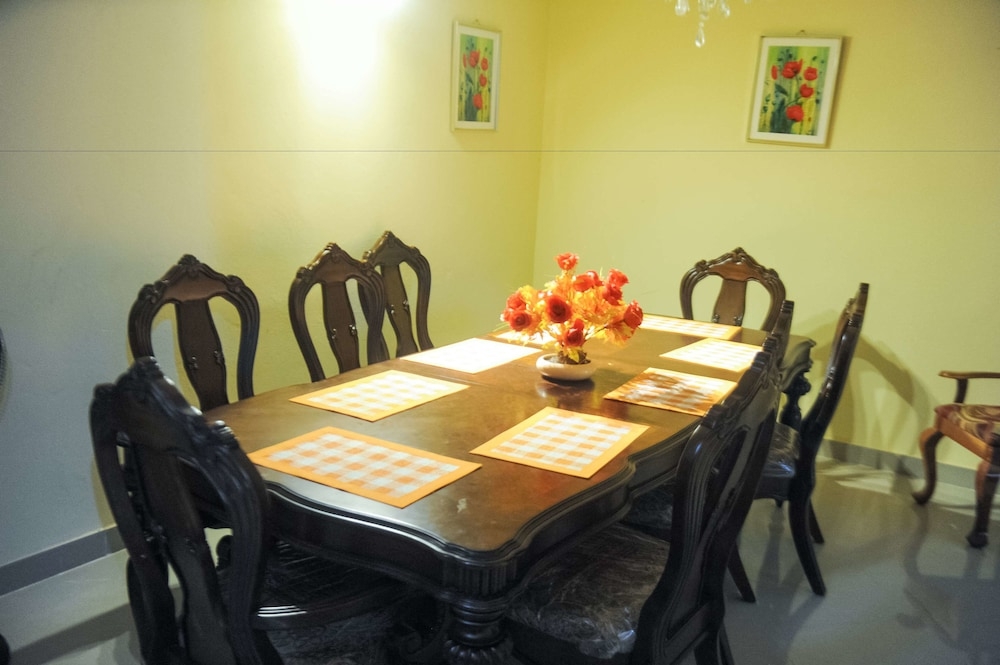 객실 내 식사 공간