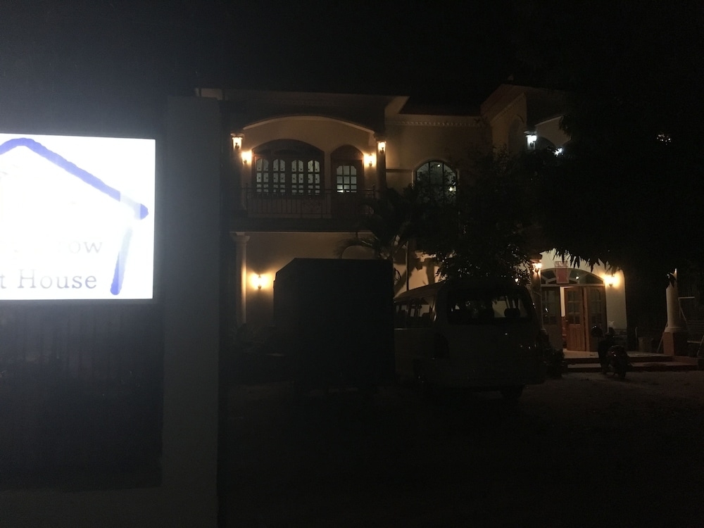 숙박 시설 정면 - 저녁/밤