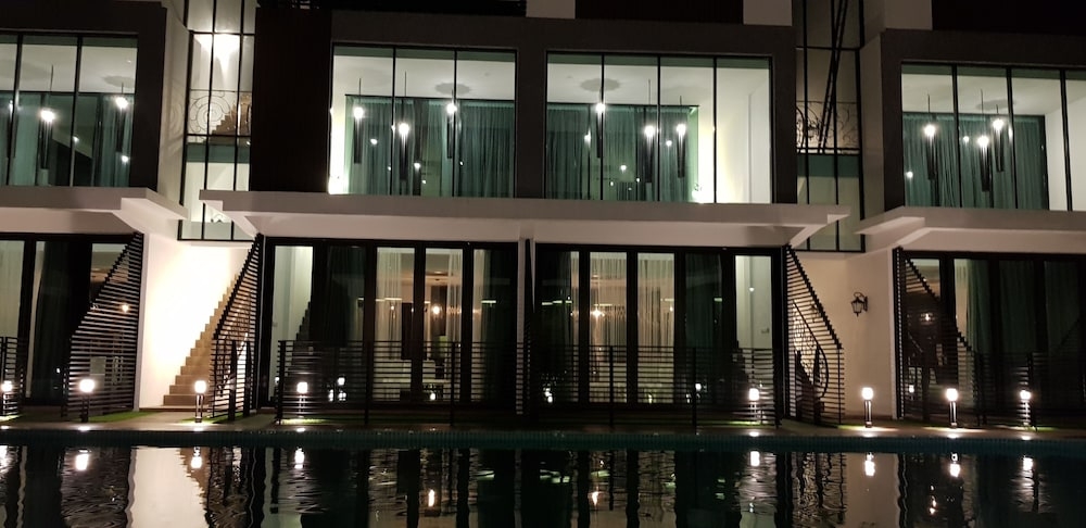 숙박 시설 정면 - 저녁/밤