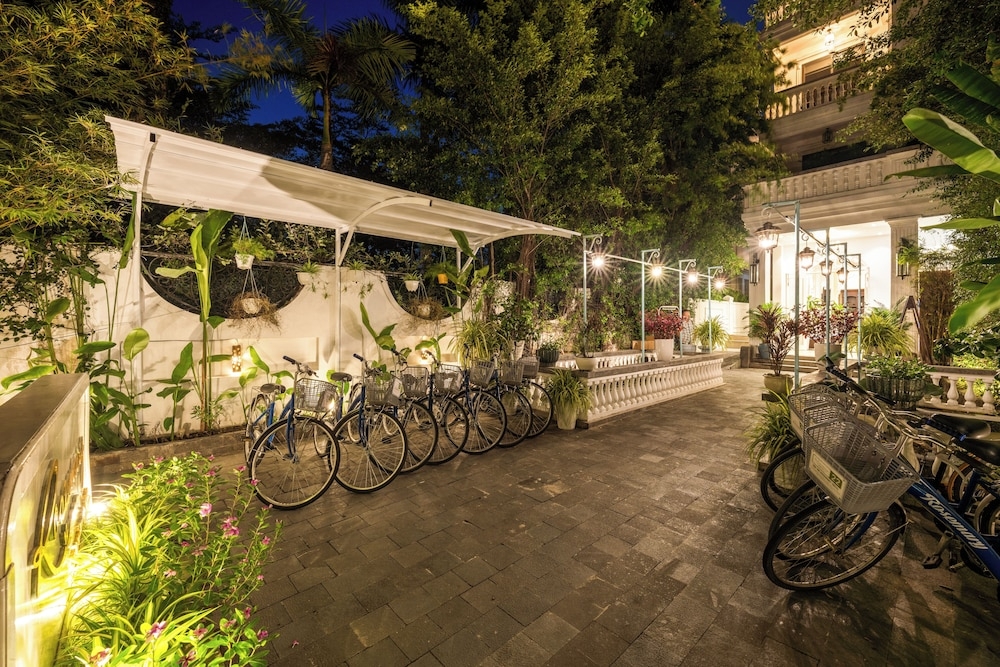 숙박 시설 정면 - 저녁/밤