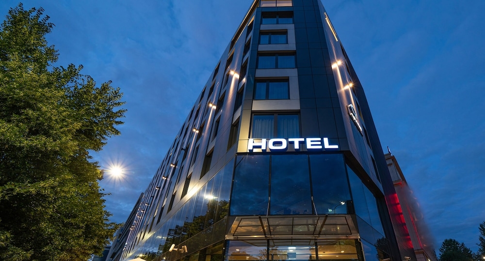 숙박 시설 정면 - 저녁/밤