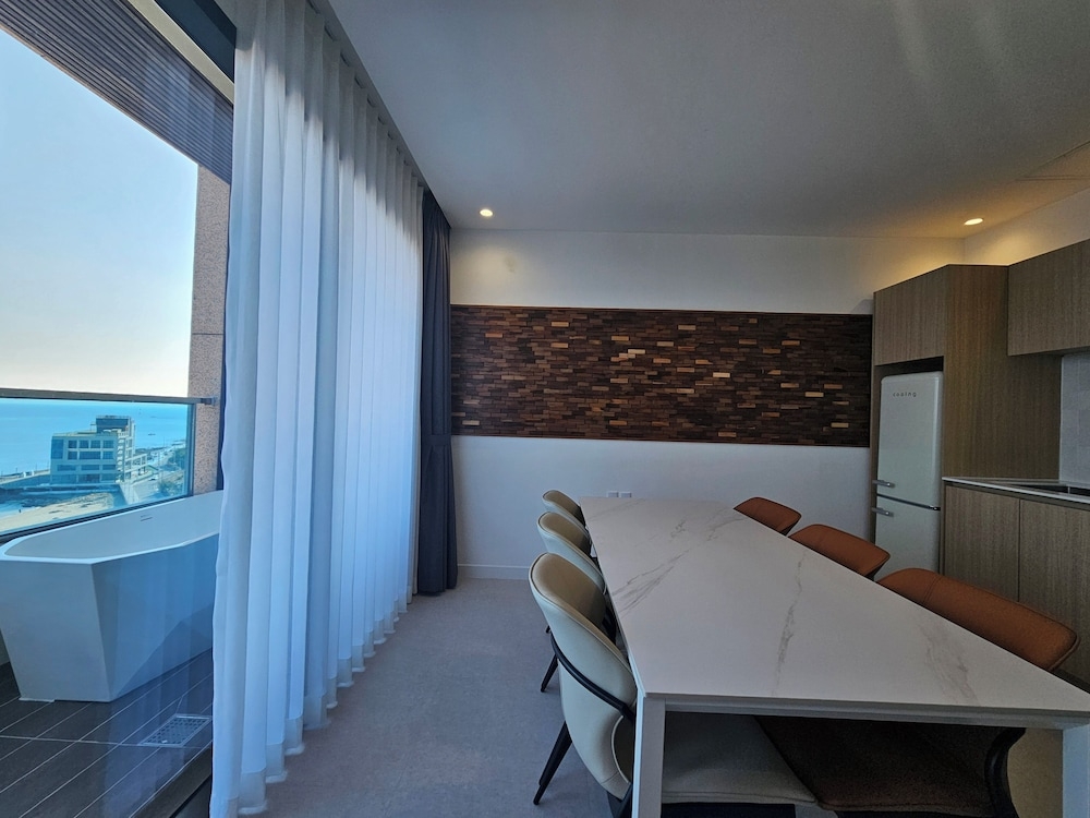 객실 내 식사 공간