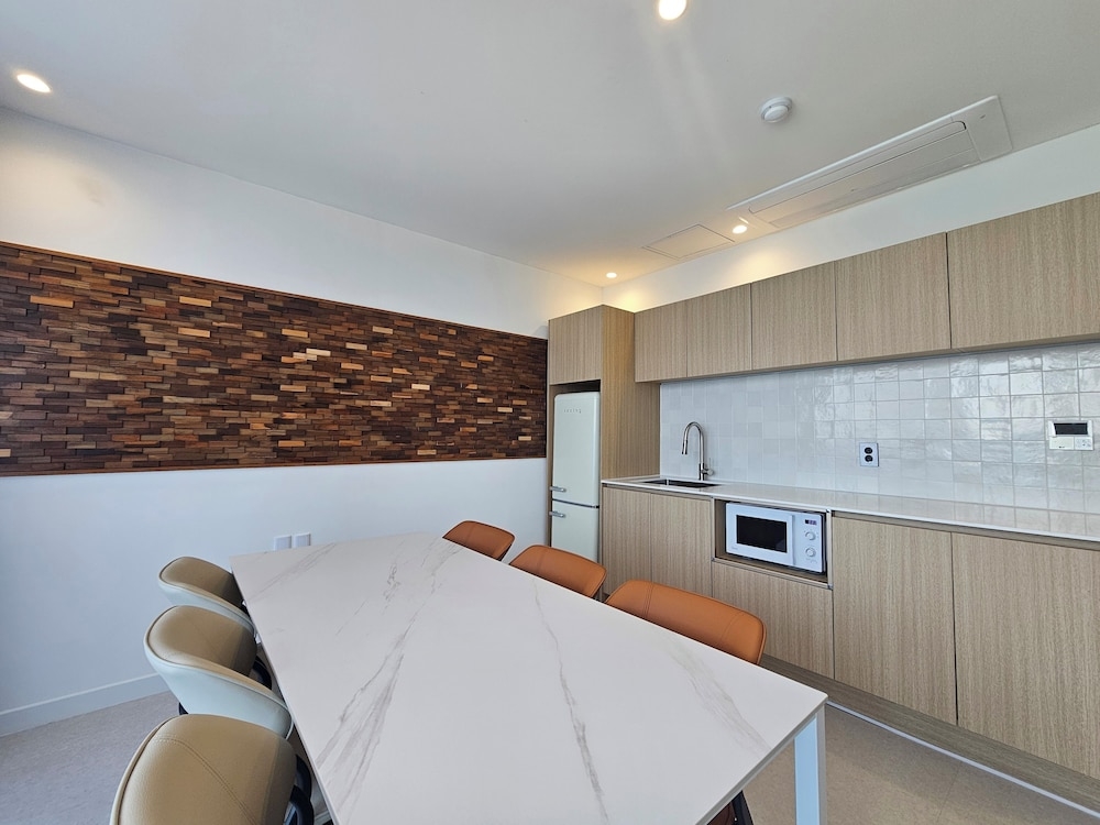 객실 내 식사 공간