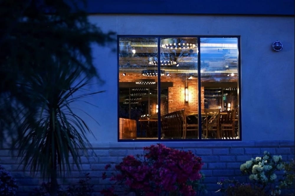 숙박 시설 정면 - 저녁/밤