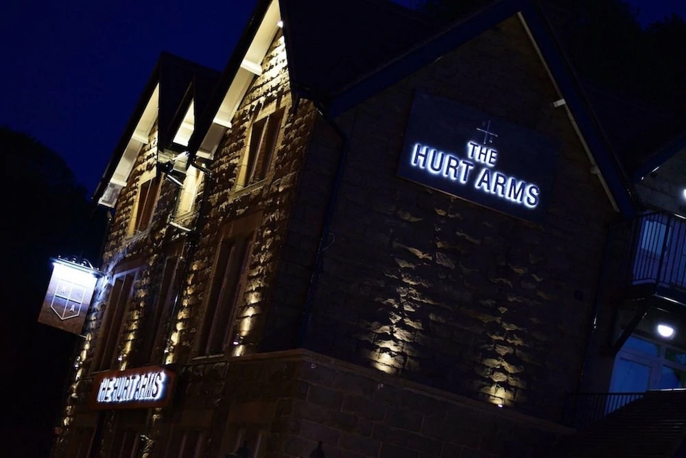 숙박 시설 정면 - 저녁/밤