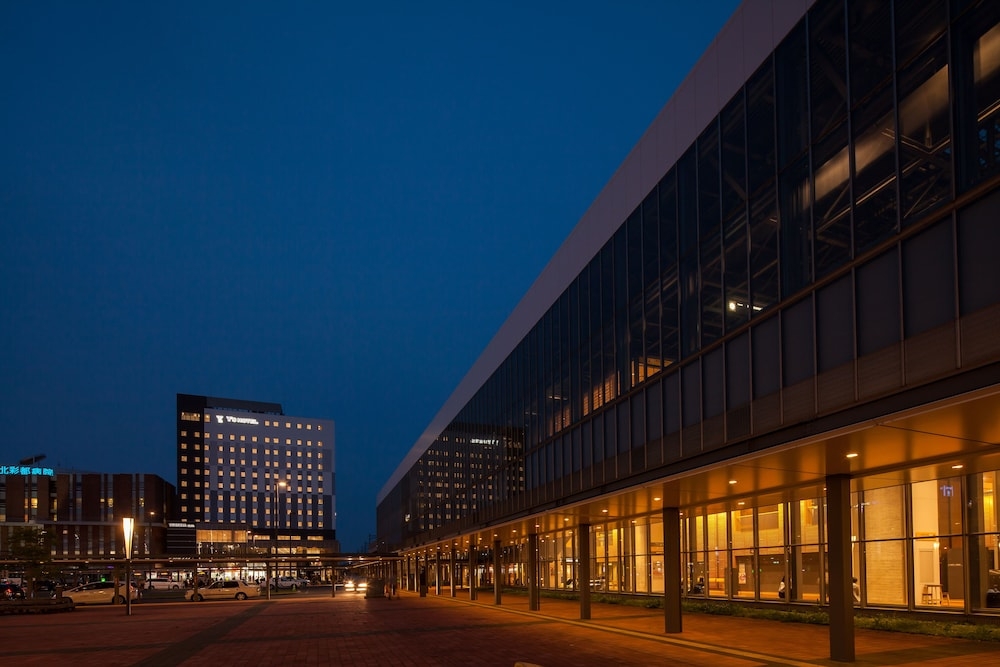 숙박 시설 정면 - 저녁/밤