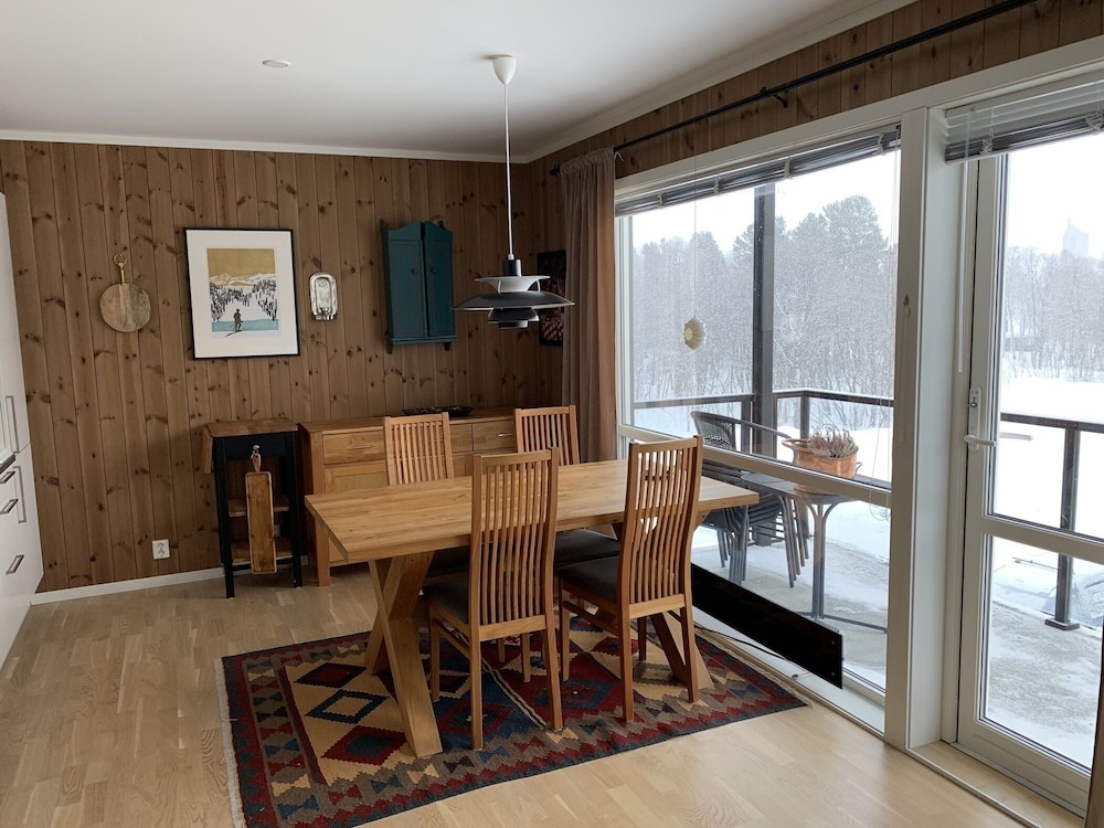 객실 내 식사 공간