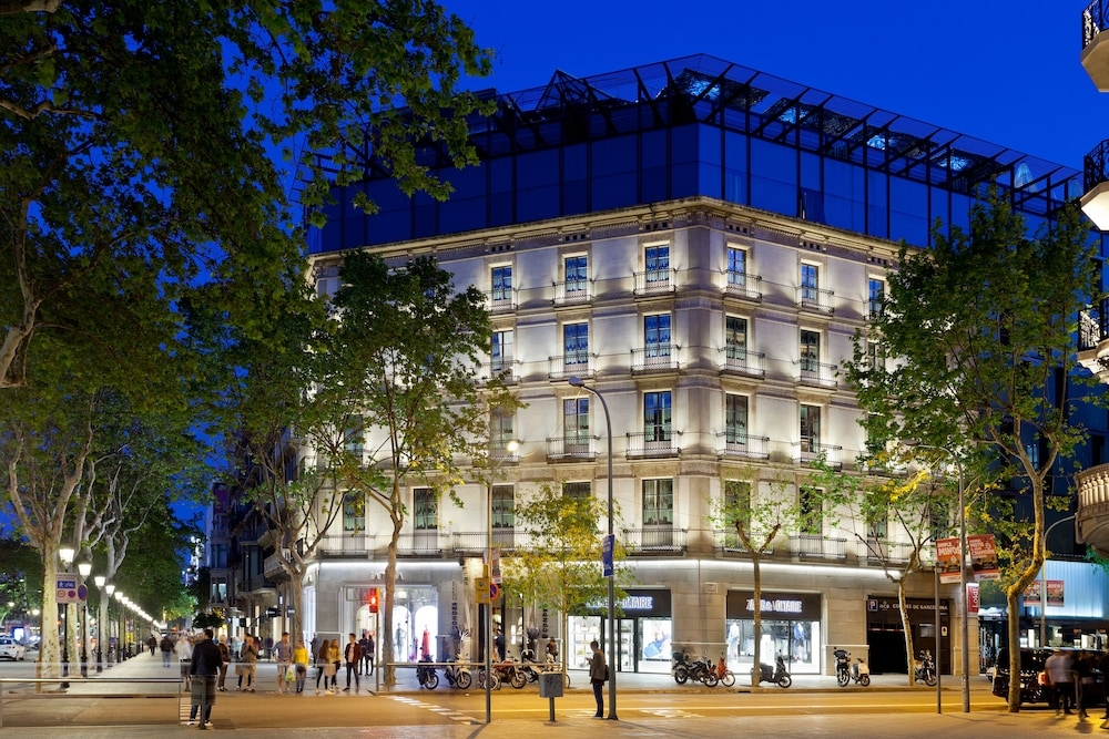 숙박 시설 정면 - 저녁/밤