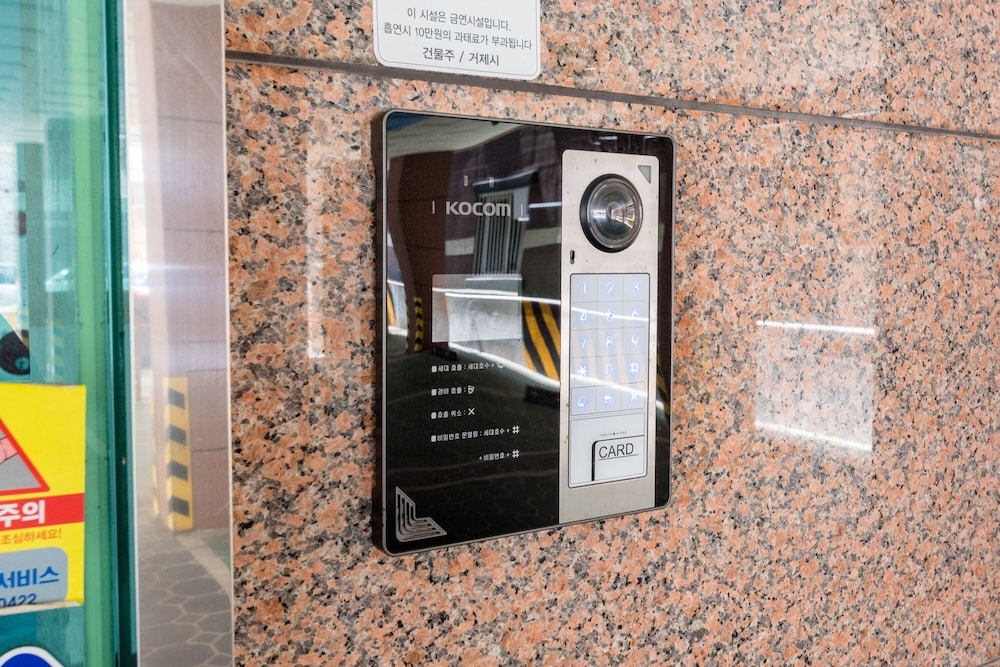 숙박 시설 입구