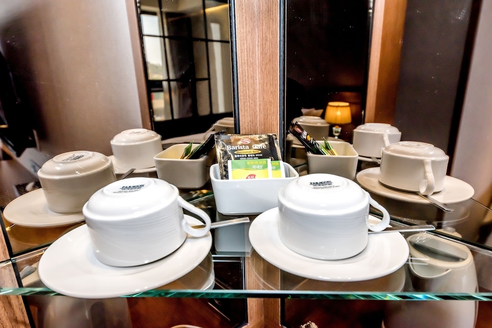 객실 내 식사 공간