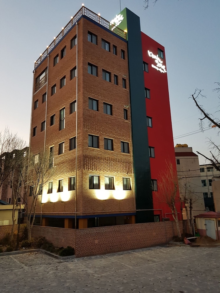 숙박 시설 정면 - 저녁/밤