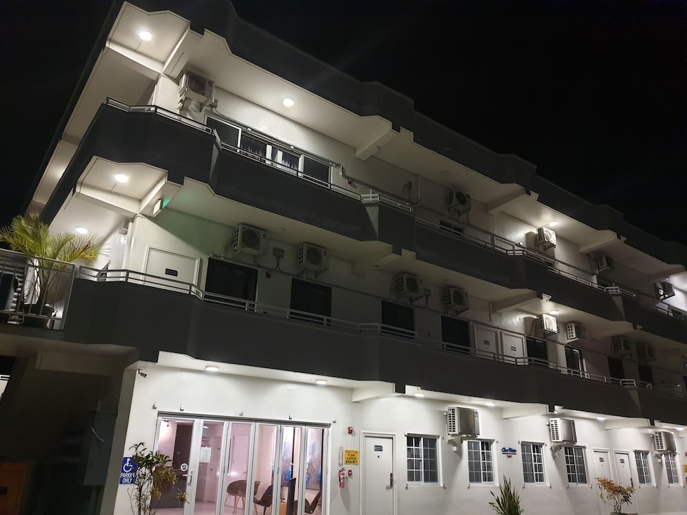 숙박 시설 정면 - 저녁/밤