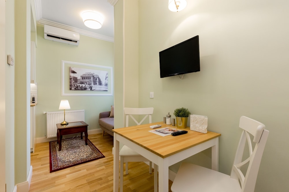 객실 내 식사 공간