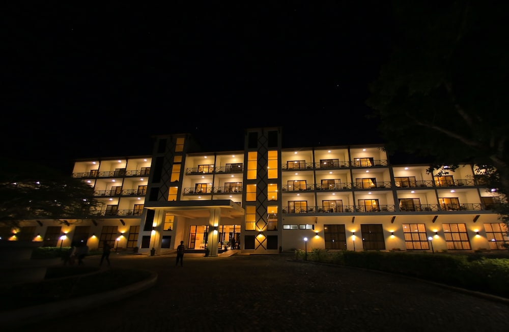 숙박 시설 정면 - 저녁/밤