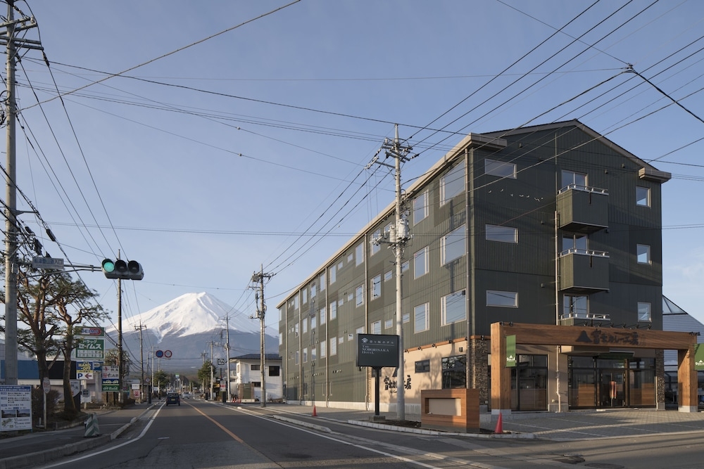 숙박 시설 정면 - 저녁/밤