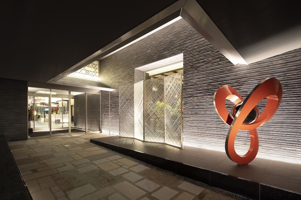 숙박 시설 정면 - 저녁/밤