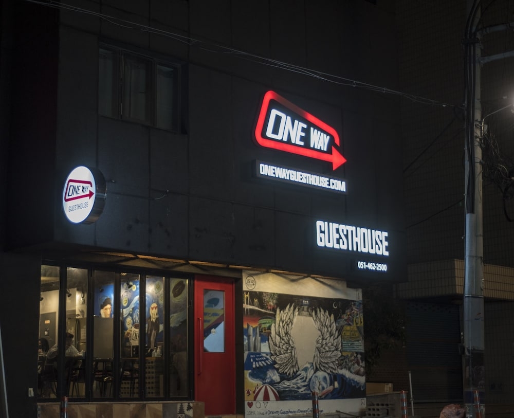 숙박 시설 정면 - 저녁/밤