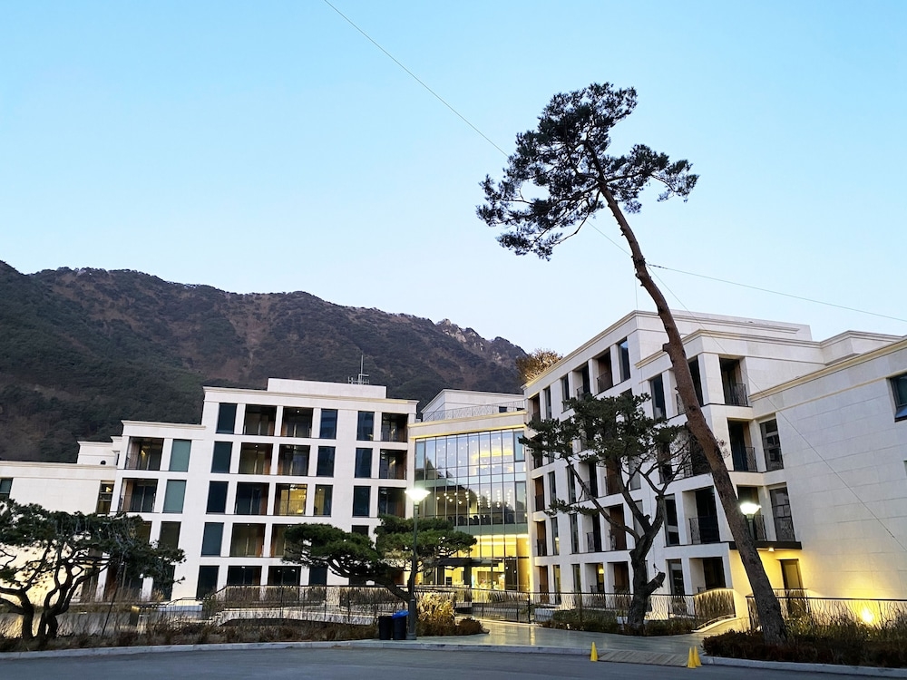 숙박 시설 정면 - 저녁/밤