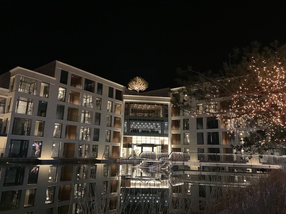 숙박 시설 정면 - 저녁/밤