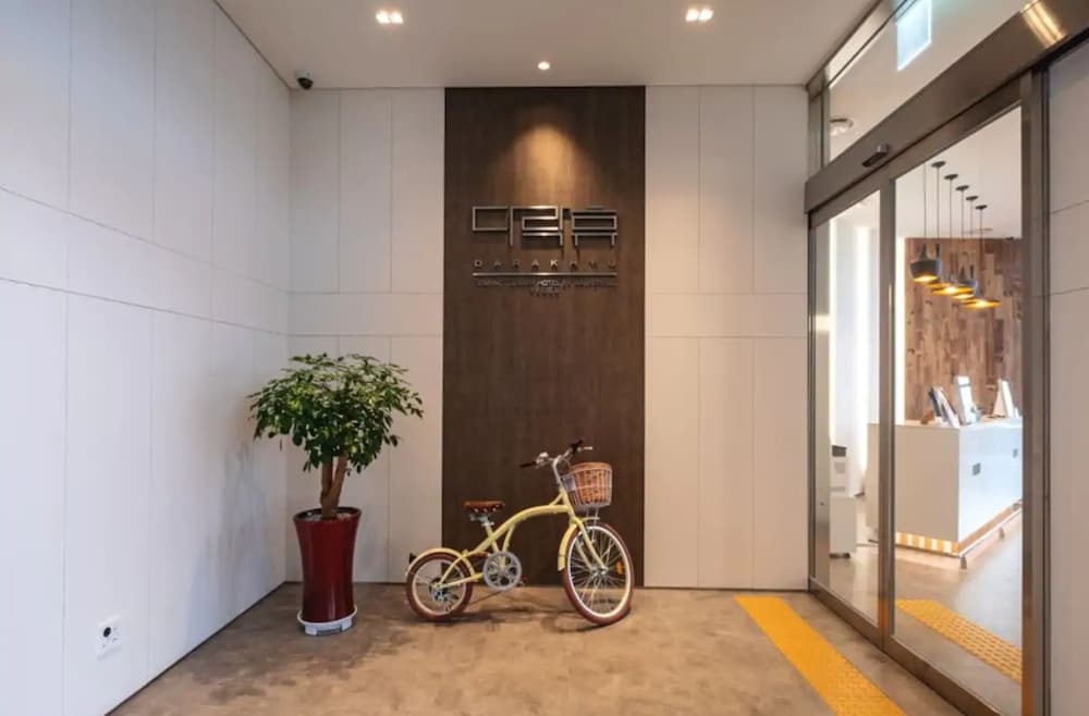 숙박 시설 입구