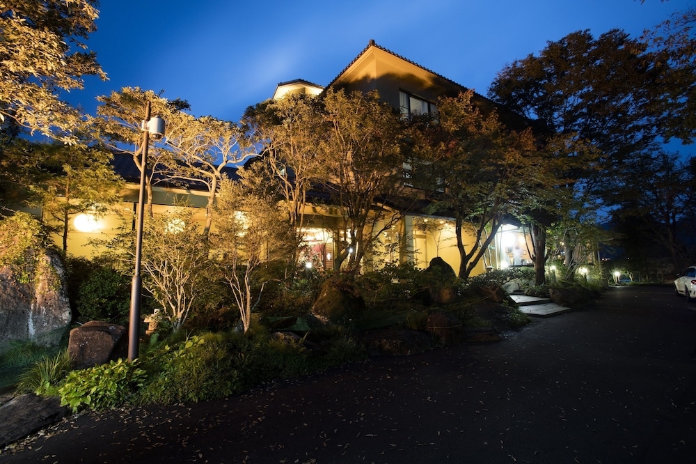 숙박 시설 정면 - 저녁/밤