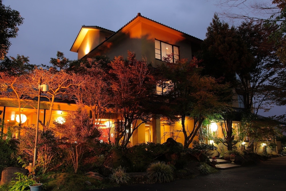 숙박 시설 정면 - 저녁/밤