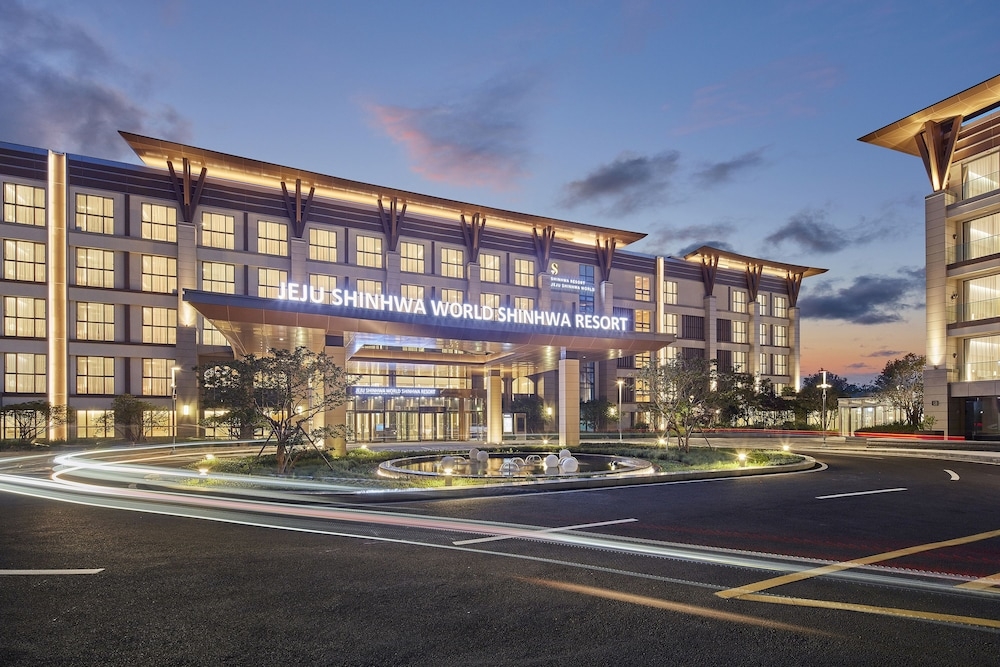 숙박 시설 정면 - 저녁/밤