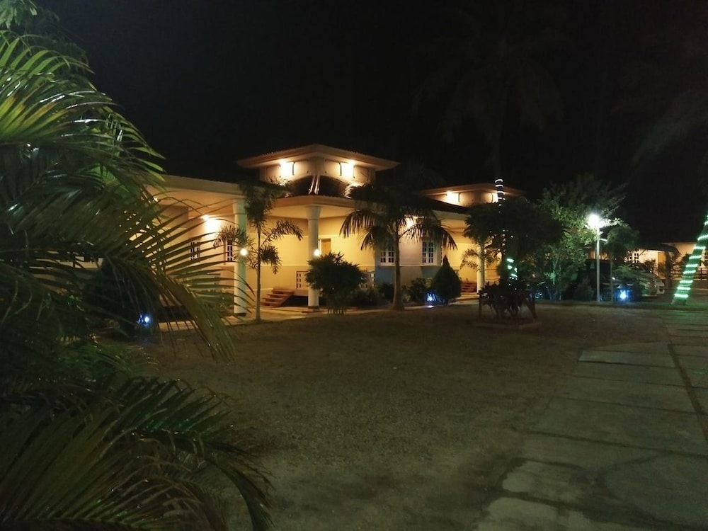 숙박 시설 정면 - 저녁/밤