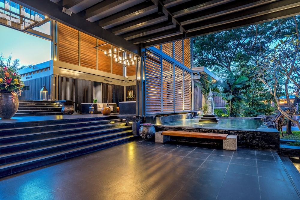 숙박 시설 정면 - 저녁/밤