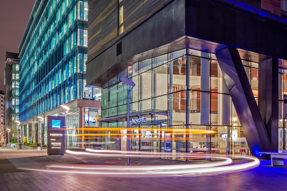 숙박 시설 정면 - 저녁/밤