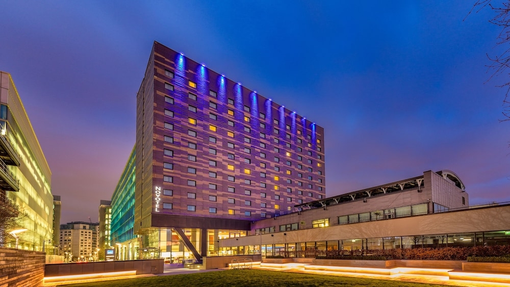 숙박 시설 정면 - 저녁/밤