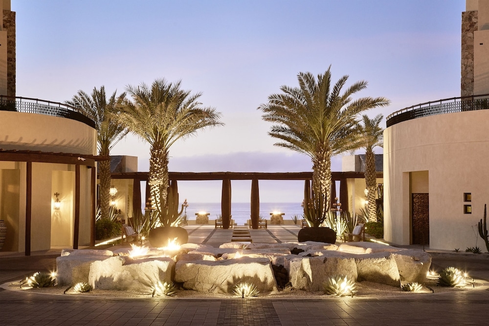 숙박 시설 정면 - 저녁/밤