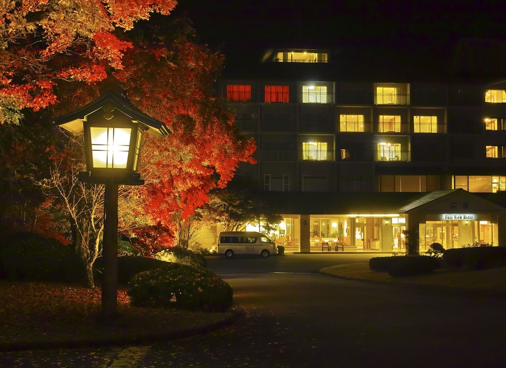 숙박 시설 정면 - 저녁/밤