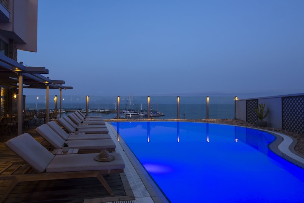 숙박 시설 정면 - 저녁/밤