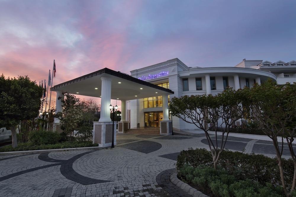 숙박 시설 정면 - 저녁/밤