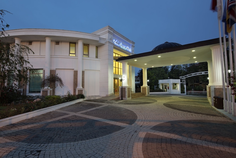 숙박 시설 정면 - 저녁/밤