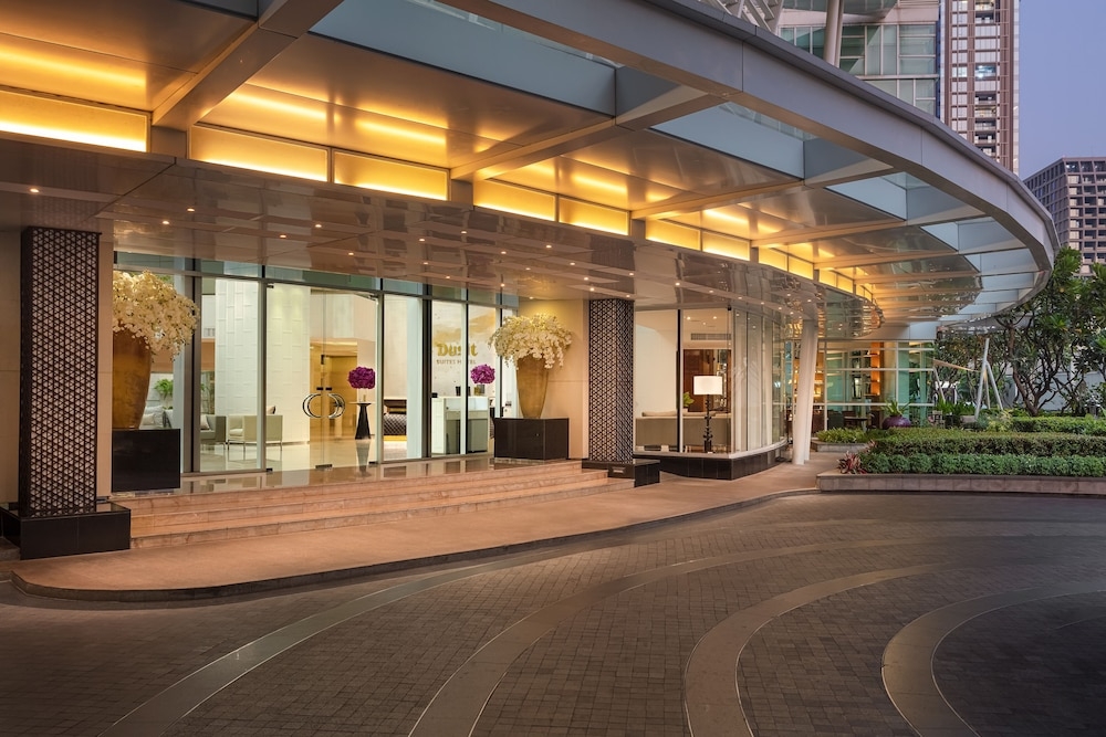 숙박 시설 정면 - 저녁/밤