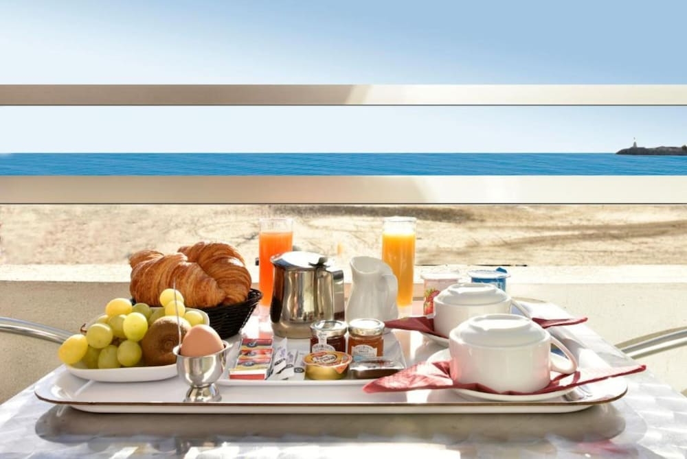 객실 내 식사 공간