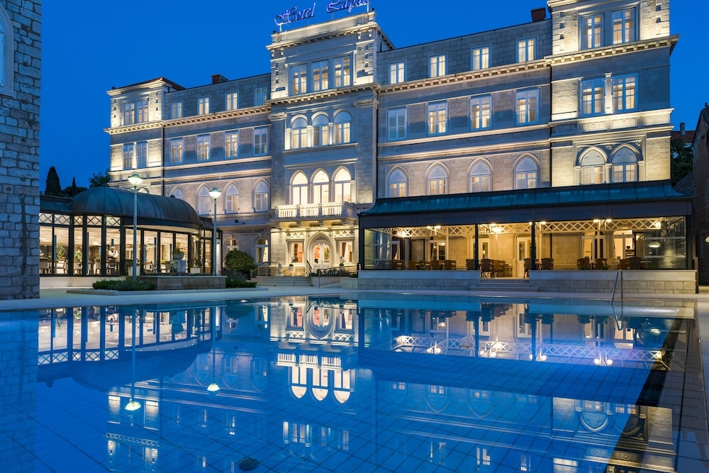 숙박 시설 정면 - 저녁/밤