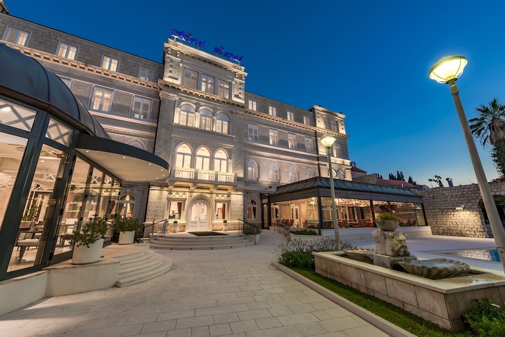 숙박 시설 정면 - 저녁/밤