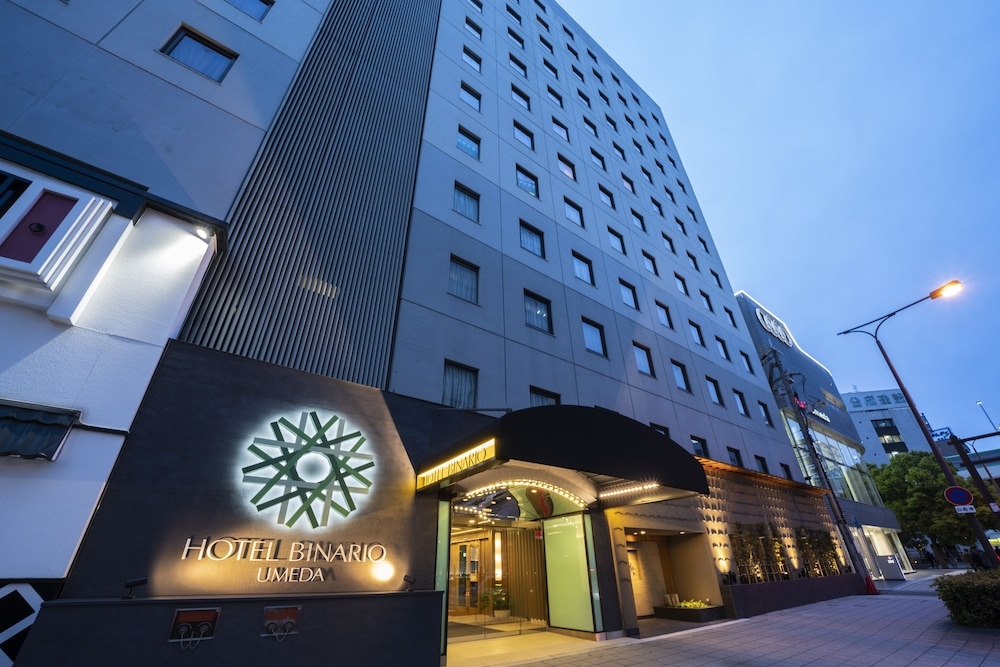 숙박 시설 정면 - 저녁/밤