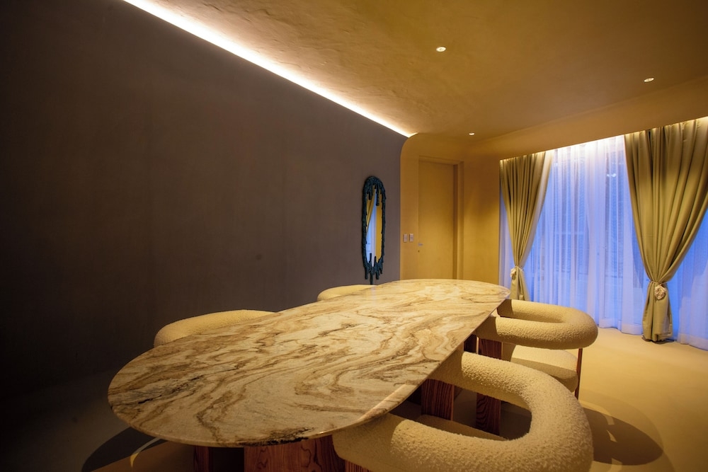 객실 내 식사 공간