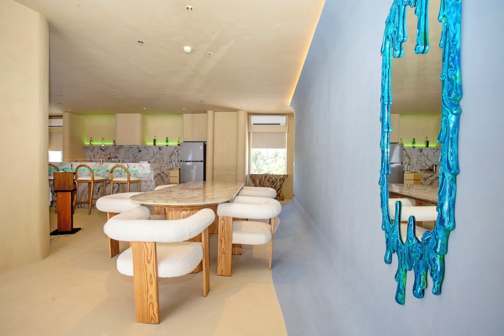 객실 내 식사 공간