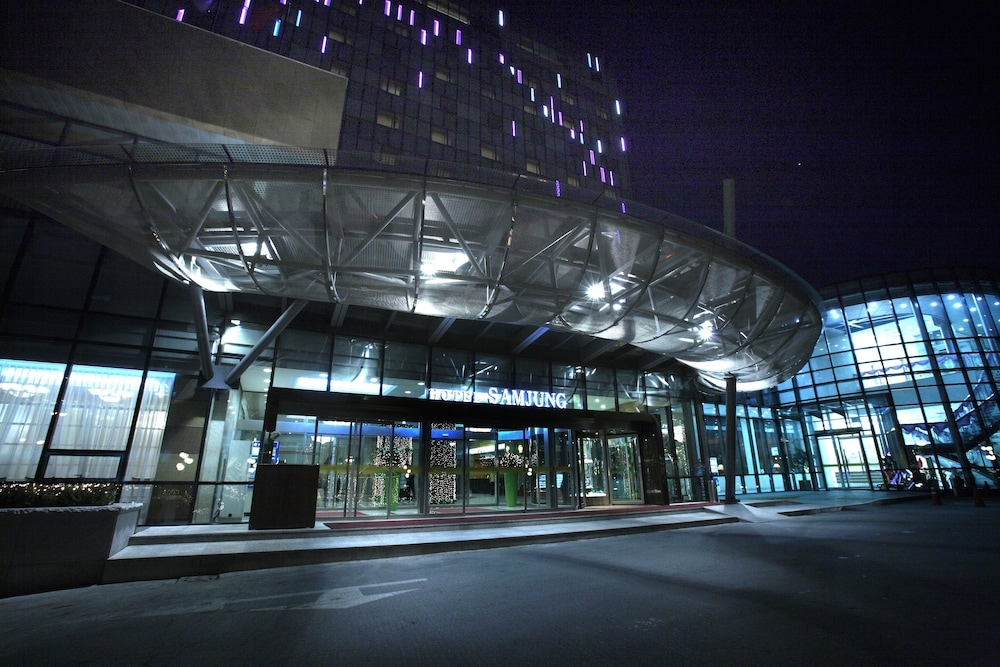 숙박 시설 정면 - 저녁/밤