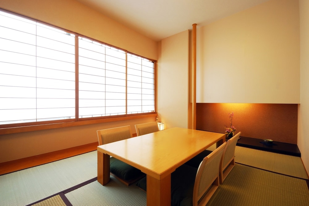 객실 내 식사 공간