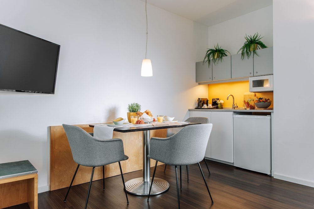 객실 내 식사 공간