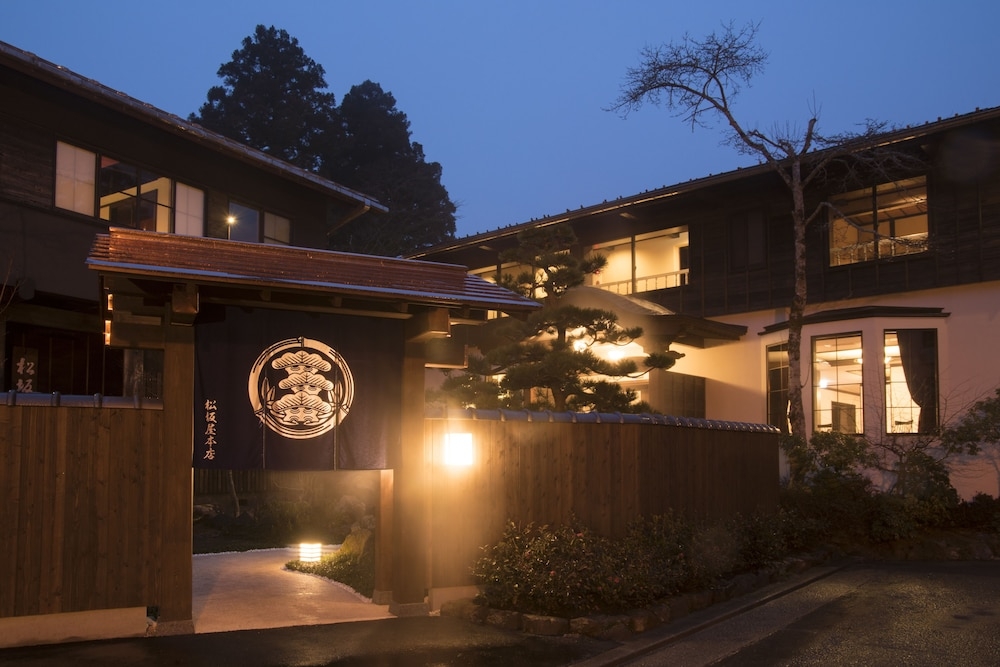 숙박 시설 정면 - 저녁/밤