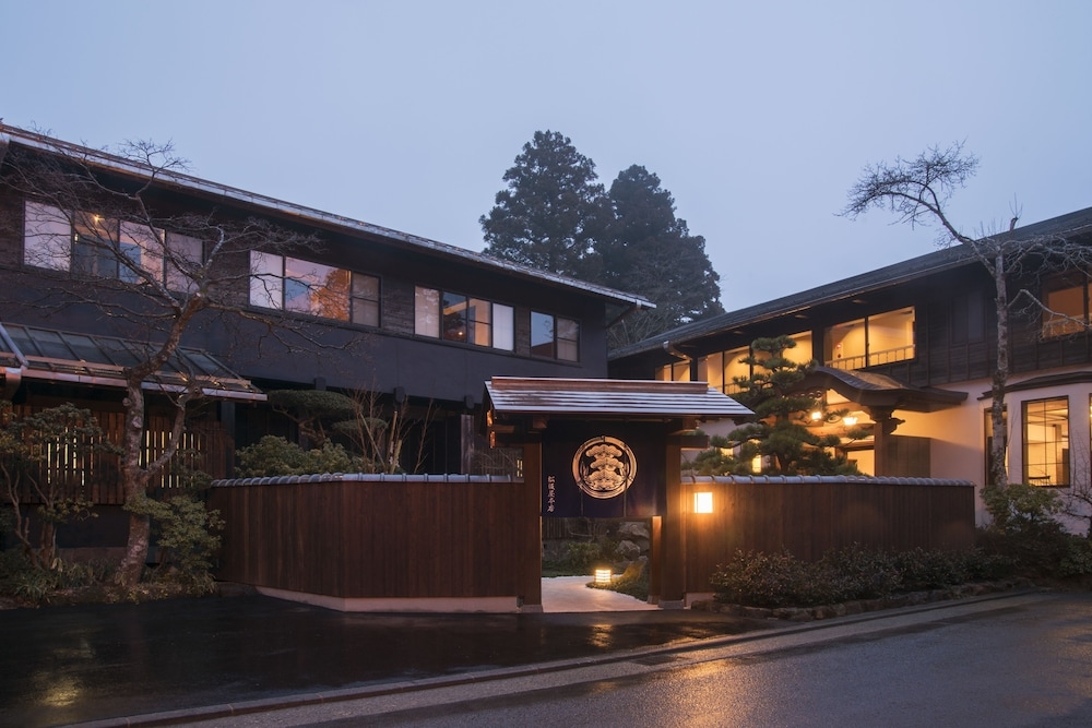 숙박 시설 정면 - 저녁/밤