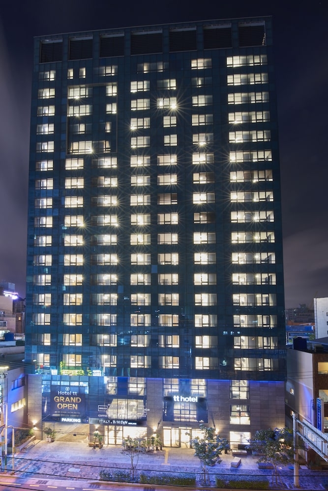 숙박 시설 정면 - 저녁/밤